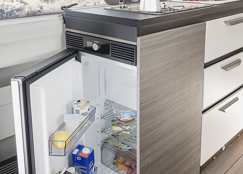 [Translate to Englisch:] VANTourer MAN 600 D: Kühlschrank mit Doppelanschalg