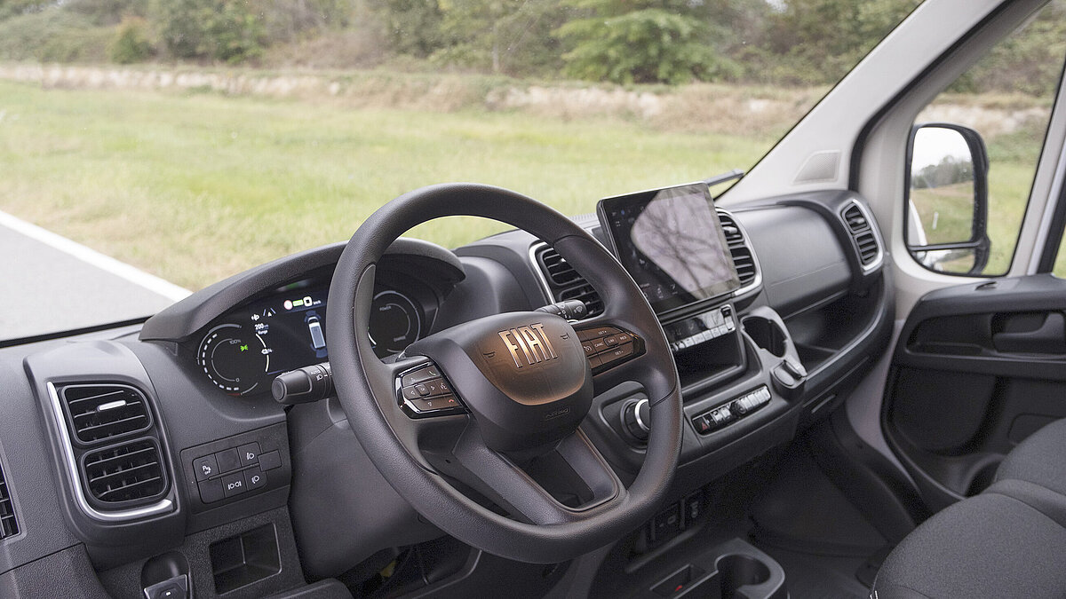 VANTourer Fiat Ducato Cockpit mit Lederlenkrad