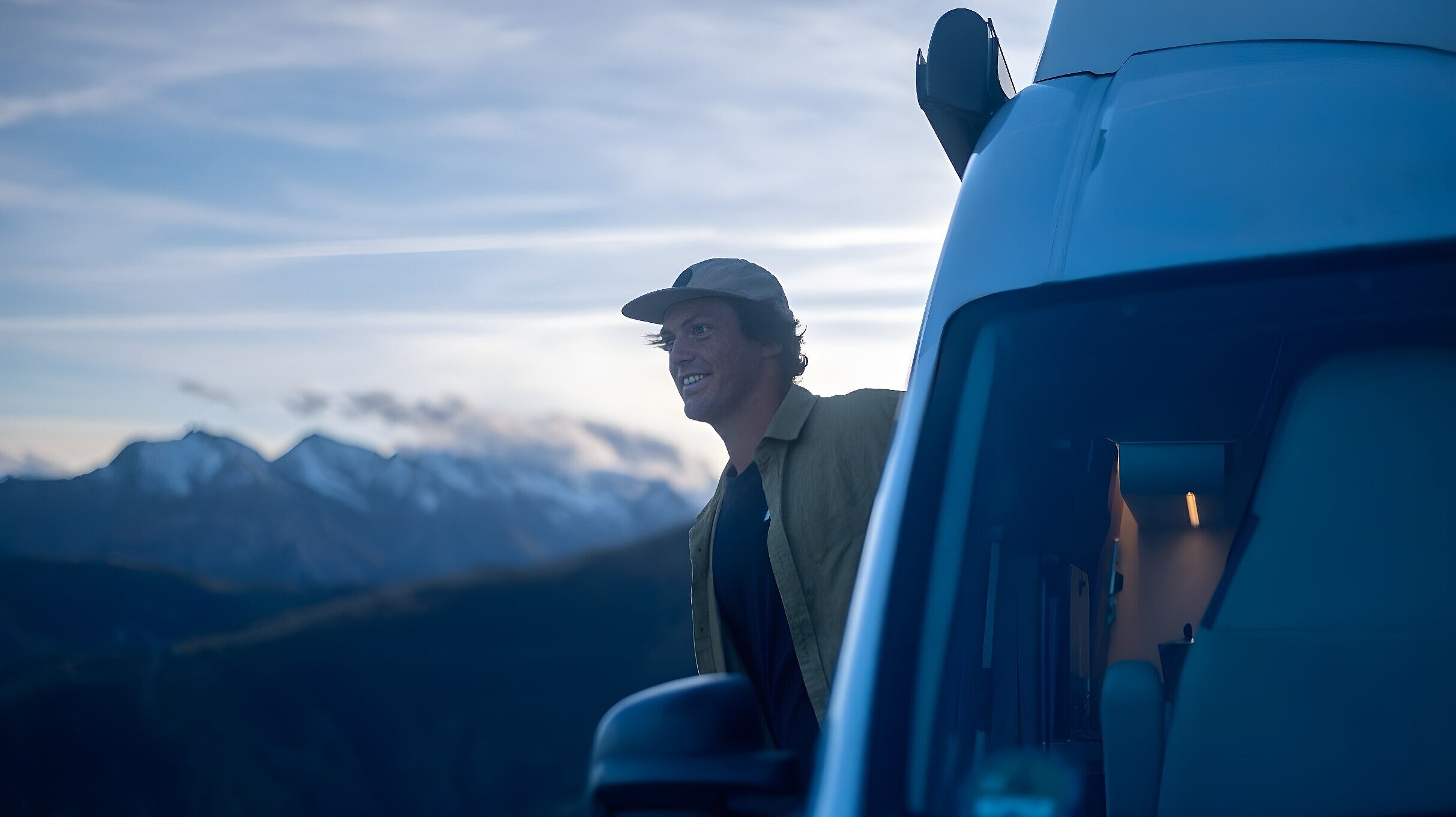 Profiskier Felix Wiemers neben seinem VANTourer Campervan