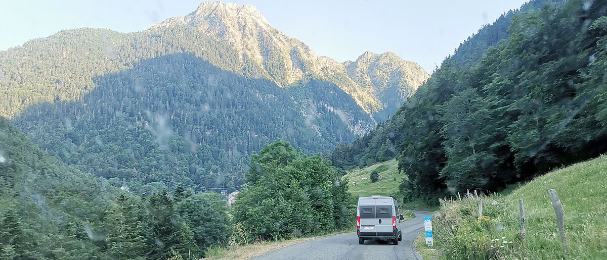 VANTourer Campervan auf großer Fahrz durch die Berge