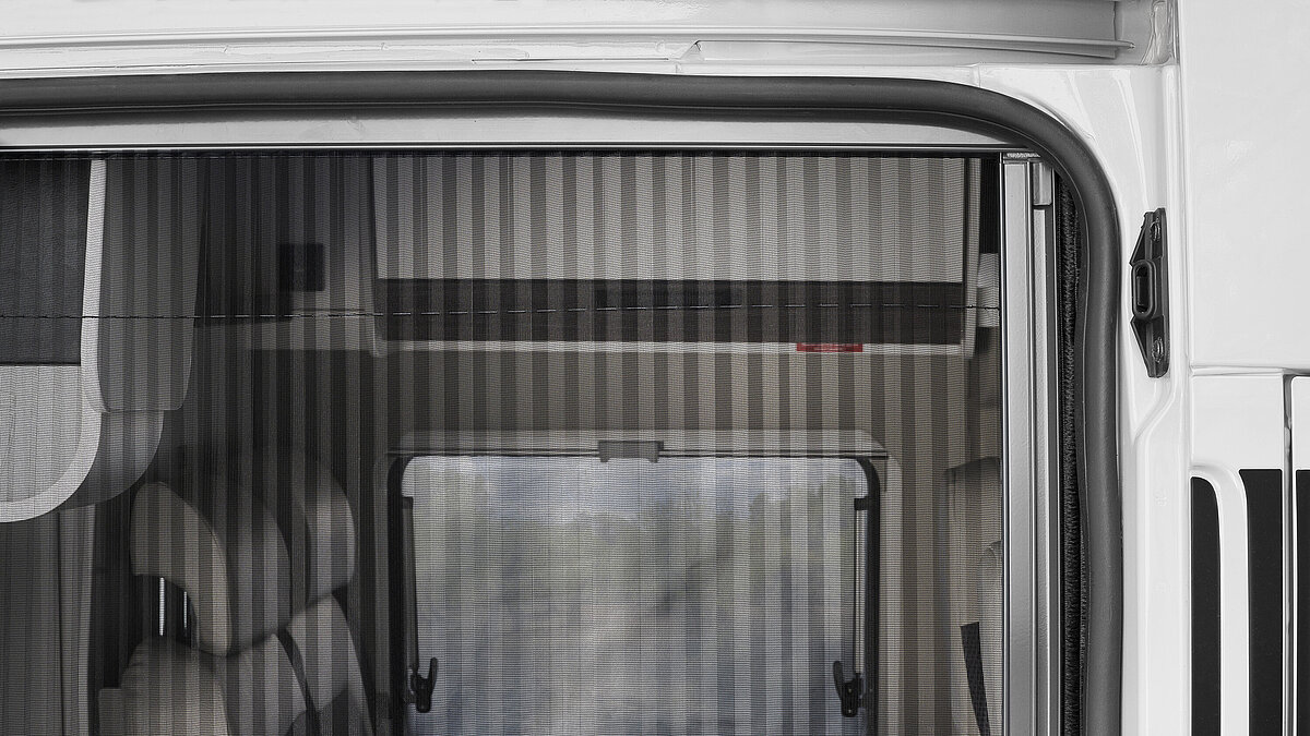 Fliegenschutztür im VANTourer Campervan – keine Chance für Insekten