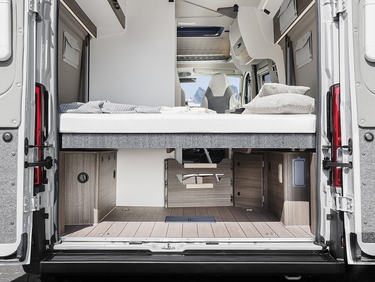 Stauraum unter dem Heckbett bzw. dem Hubbett in der untersten Position im VANTourer Kastenwagen