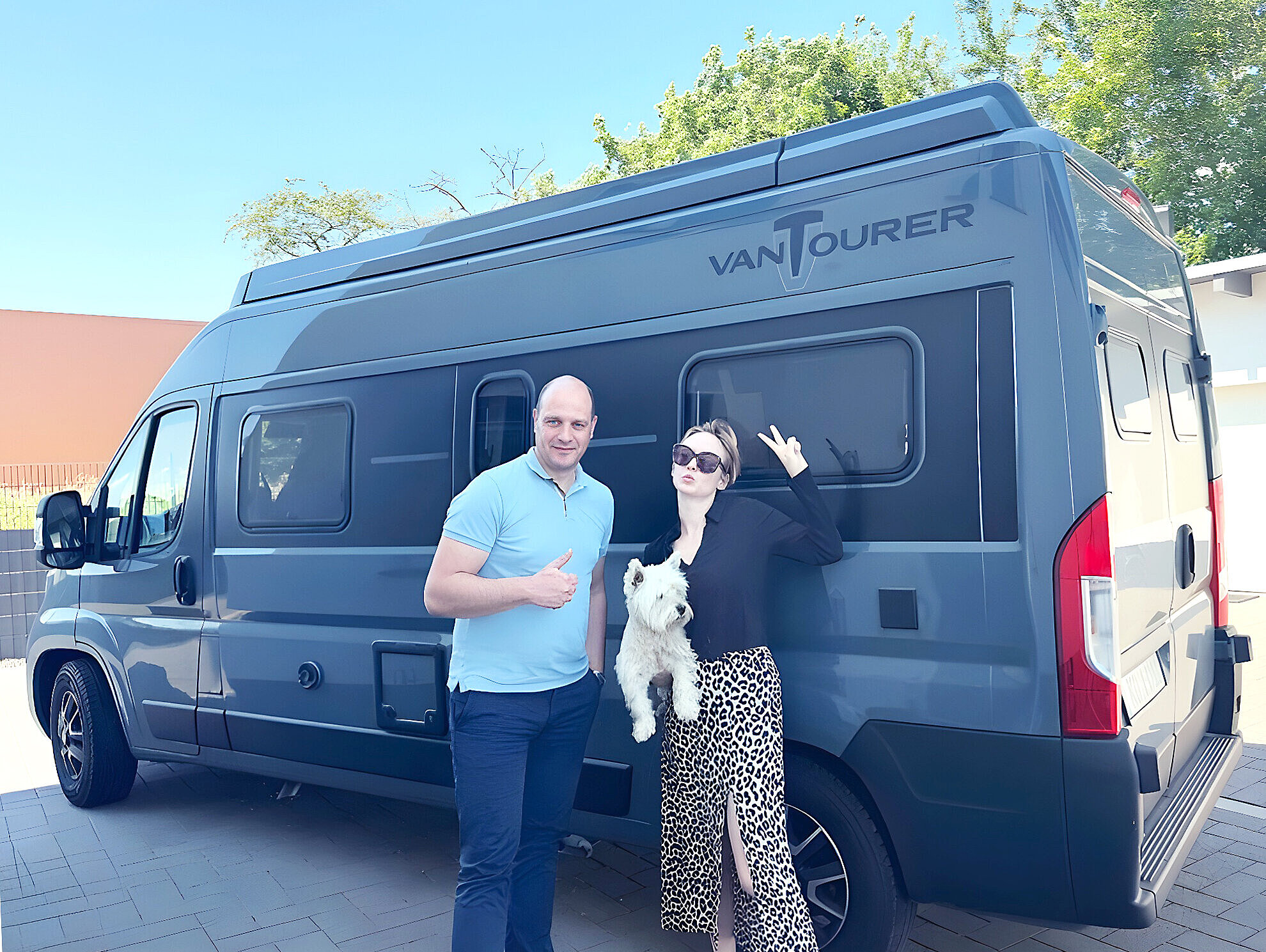 Für Soul-Pop-Sängerin Leslie Clio geht es in den nächsten Wochen mit dem VANTourer 600 D durch ganz Europa. Auf ihren Social Media Kanälen nimmt die Hamburgerin ihre Fans mit hinter die Kulissen. 