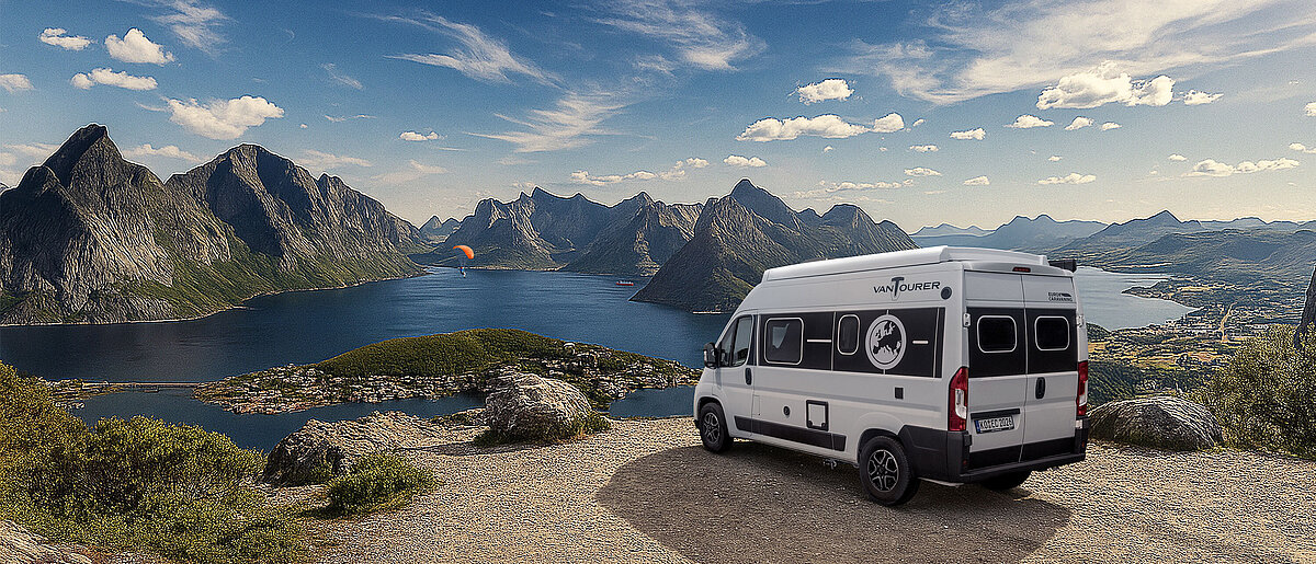 VANit BliTuf ourer Campervan mauf eine Fjord-Landschaft