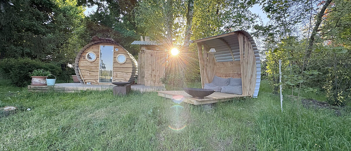 Schreibt Bademantel und Saunaaufguss auf Eure Packliste, denn auf dem kleinen Hof findet Ihr eine private Gartensauna. 