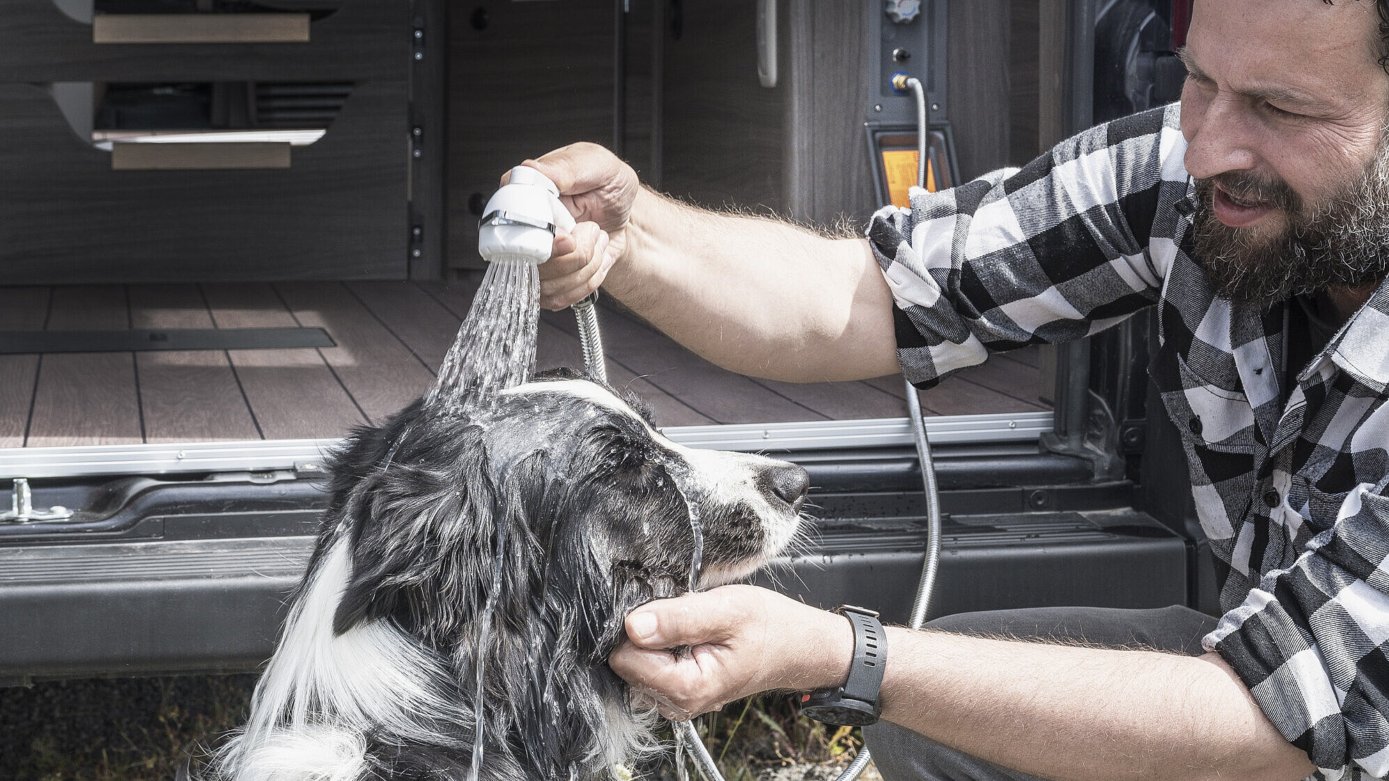 Die Außendusche im VANTourer Campervan ist ideal für den Urlaub mit Hund.