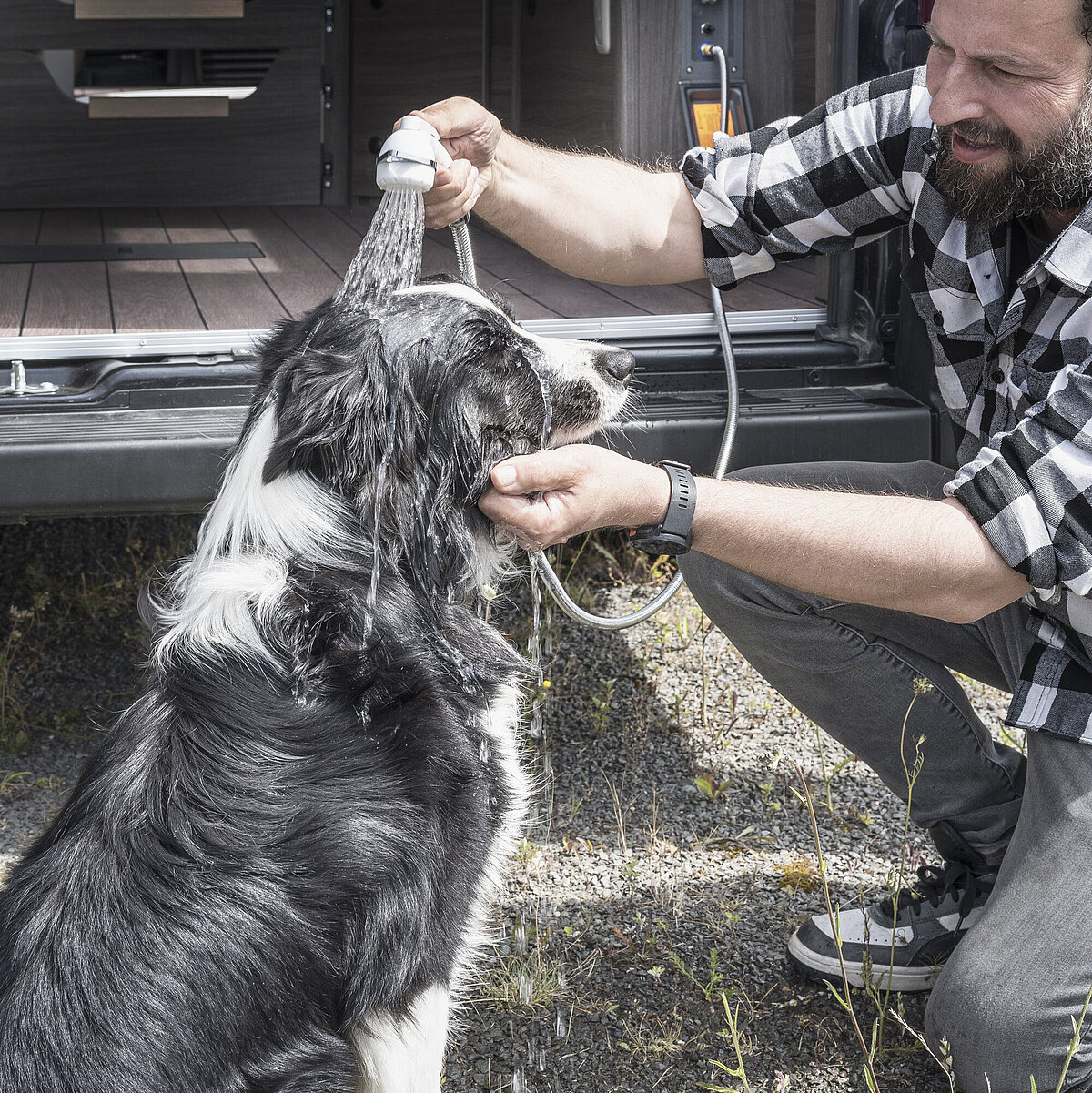 VANTourer Kastenwagen: Hundedusche direkt am Fahrzeug mit der Außendusche