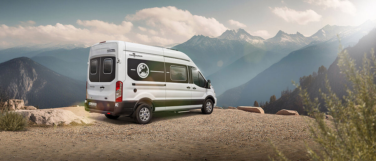 VANTourer 600 D Ford - Heckansicht in Landschaft