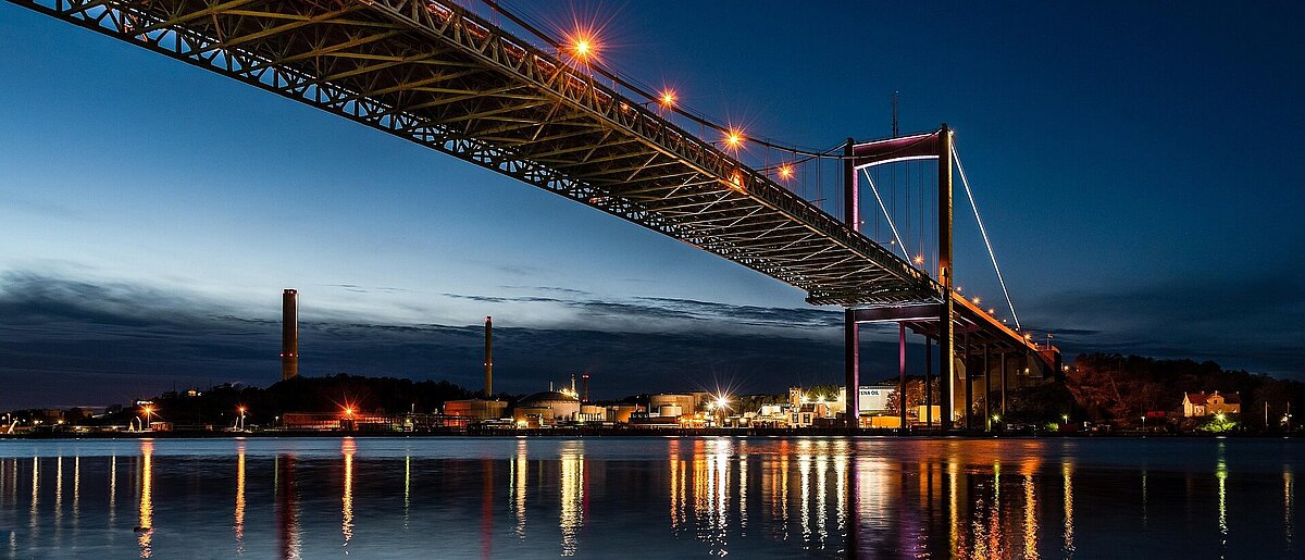 Älvsborgsbron Brücke in Göteborg, Schweden, über dem Meer bei Nacht und Reflexion im Wasser