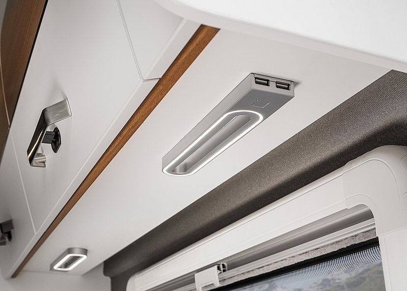 Unter den Oberschränken sind die neuen, flachen LED-Leseleuchten mit integrierten USB-Ladebuchsen platziert