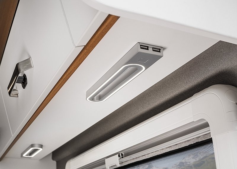 Unter den Oberschränken sind die neuen, flachen LED-Leseleuchten mit integrierten USB-Ladebuchsen platziert.