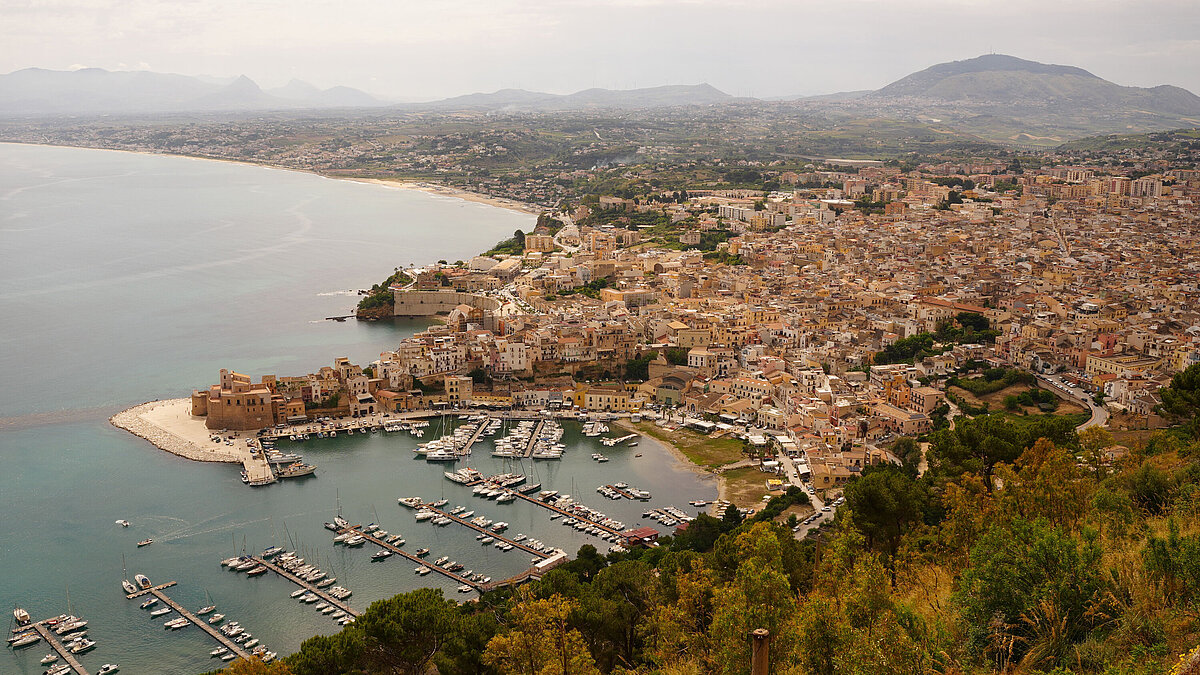 Wunderschöne Luftaufnahme der Küste und des Yachthafens von Castellammare del Golfo in Sizilien, Italien.