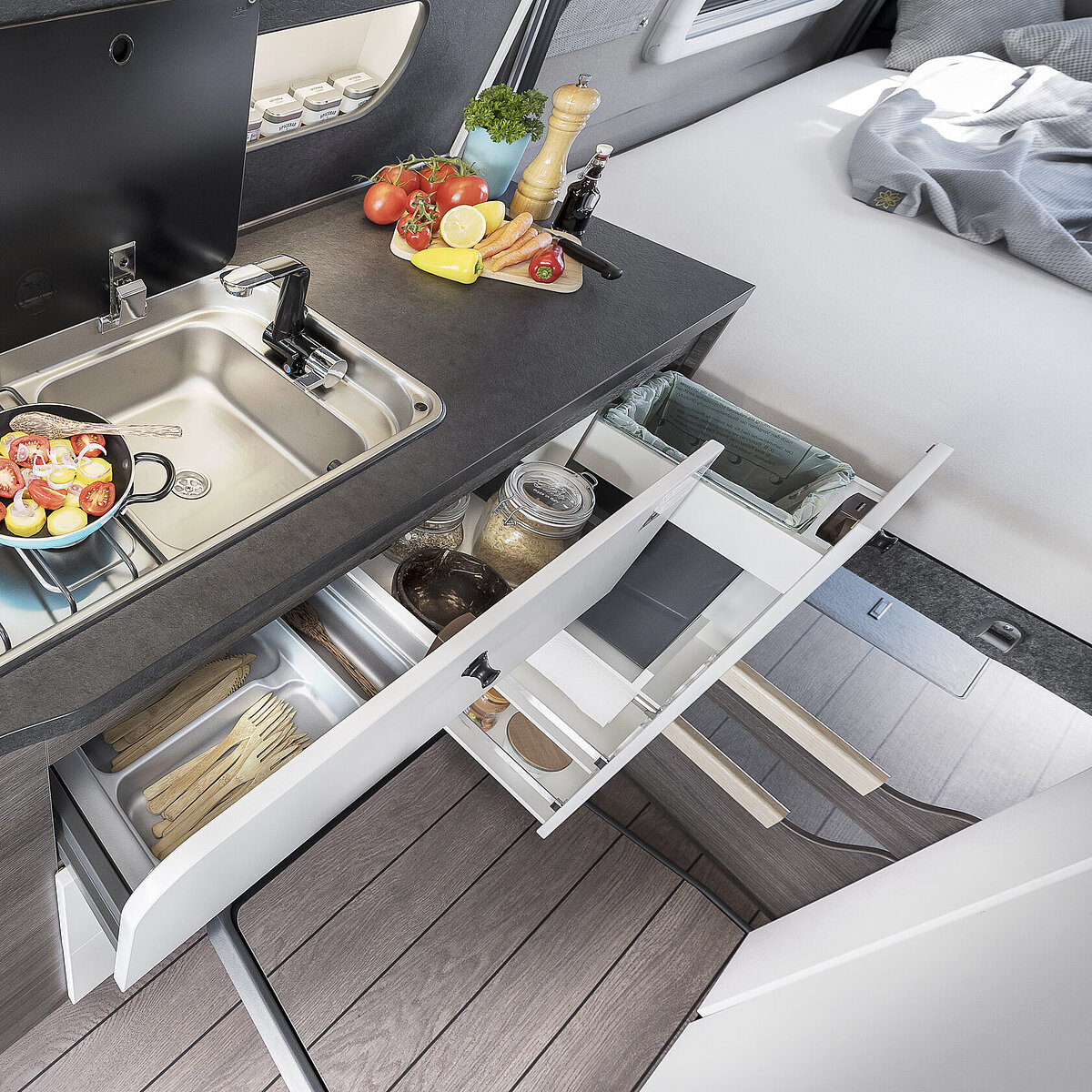 VANTourer 4-Zonen-Küche: Stauraum unten, mit Soft-Close-Schubladen und seitlichem Auszugschrank (600 D/630 L)