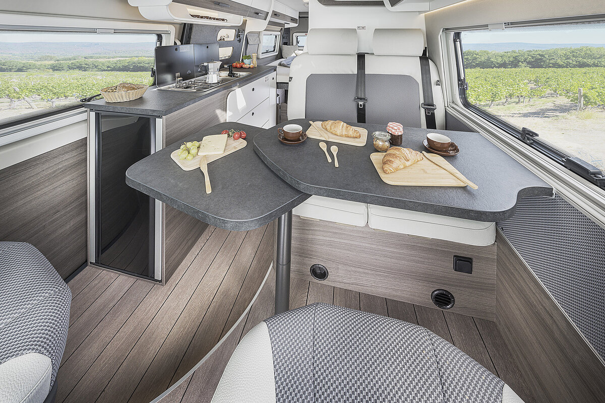 VANTourer Kastenwagen, Tisch ausgeklappt