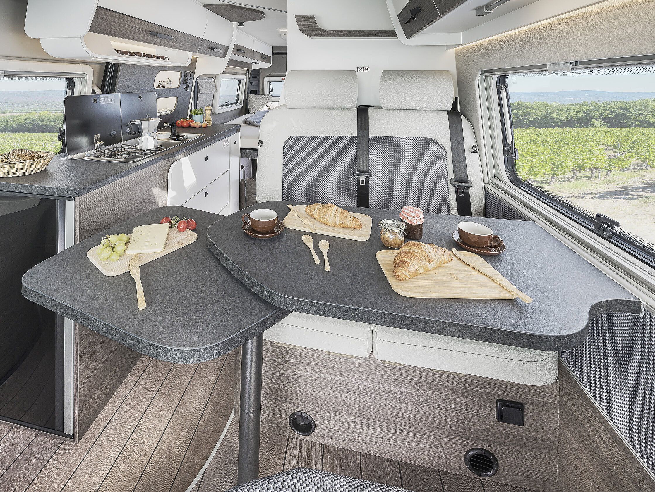 Ausdrehbarer Tisch im VANTourer Kastenwagen