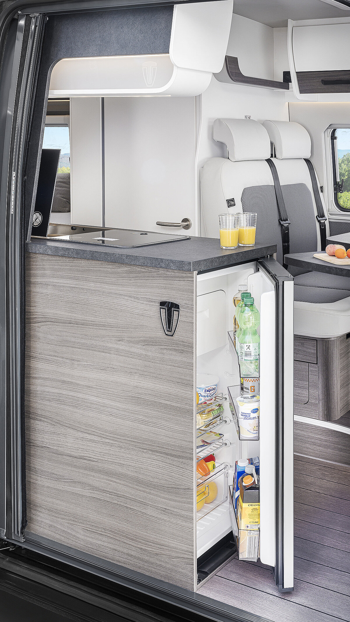 VANTourer 4-zone kitchen: 90-litre refrigerator with practical double hinge – accessible from the outside