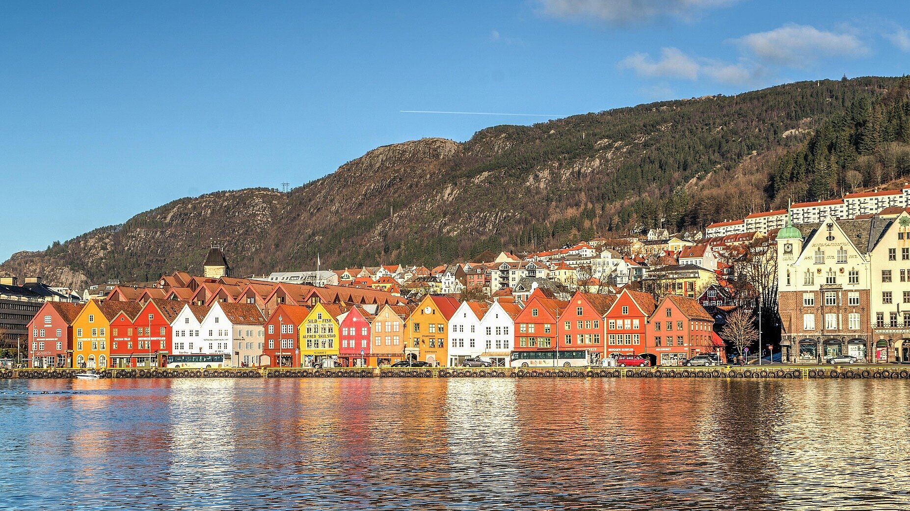 Panorama von Bergen in Norwegen mit bunten Holzhäusern am Ufer, Skandinavien