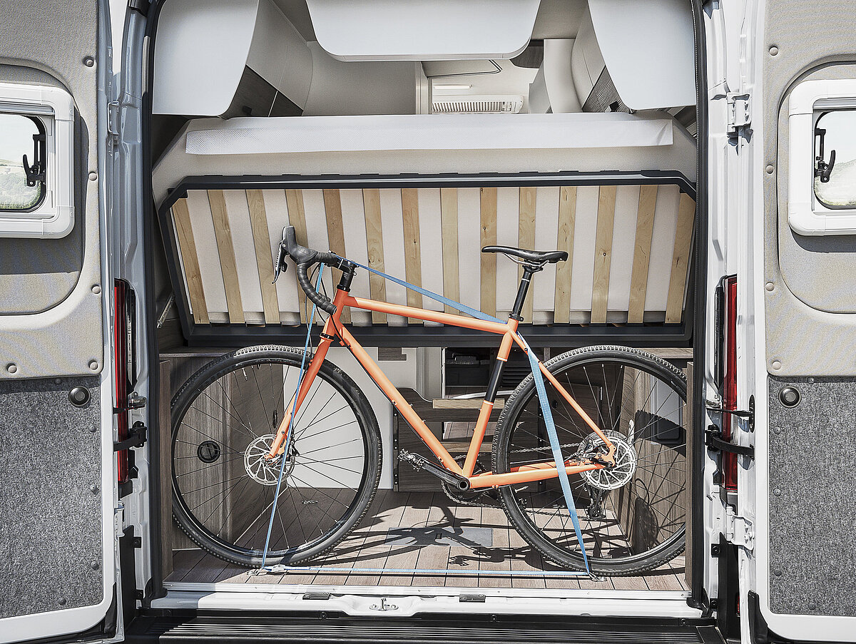 Stauraum unter dem hochgeklappten Heckbett im VANTourer Kastenwagen