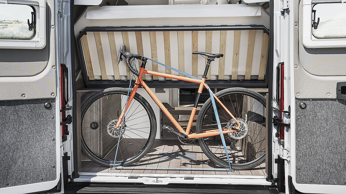 VANTourer Stauraumkonzept: 600 D beladen mit einem Fahrrad unter dem Festbett
