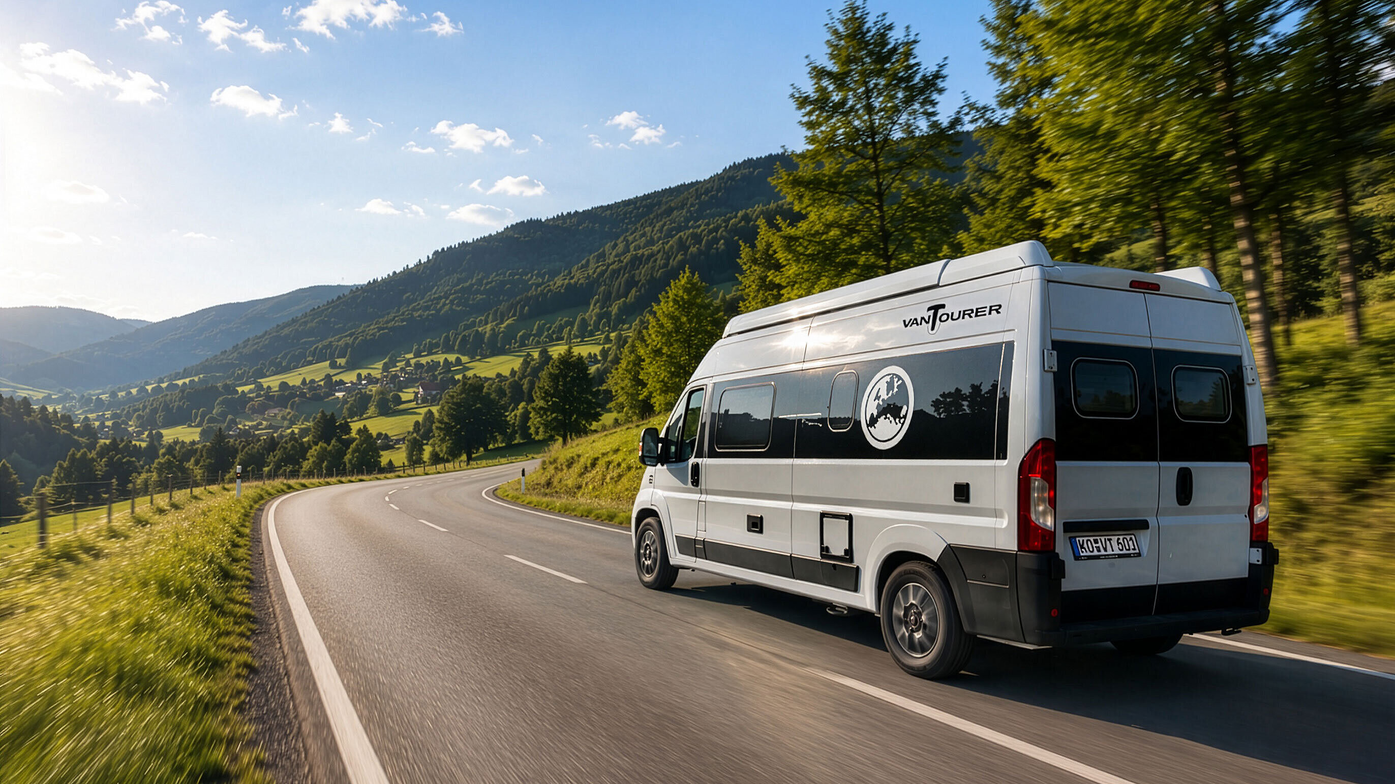 VANTourer Campervan fahrend auf der Straße