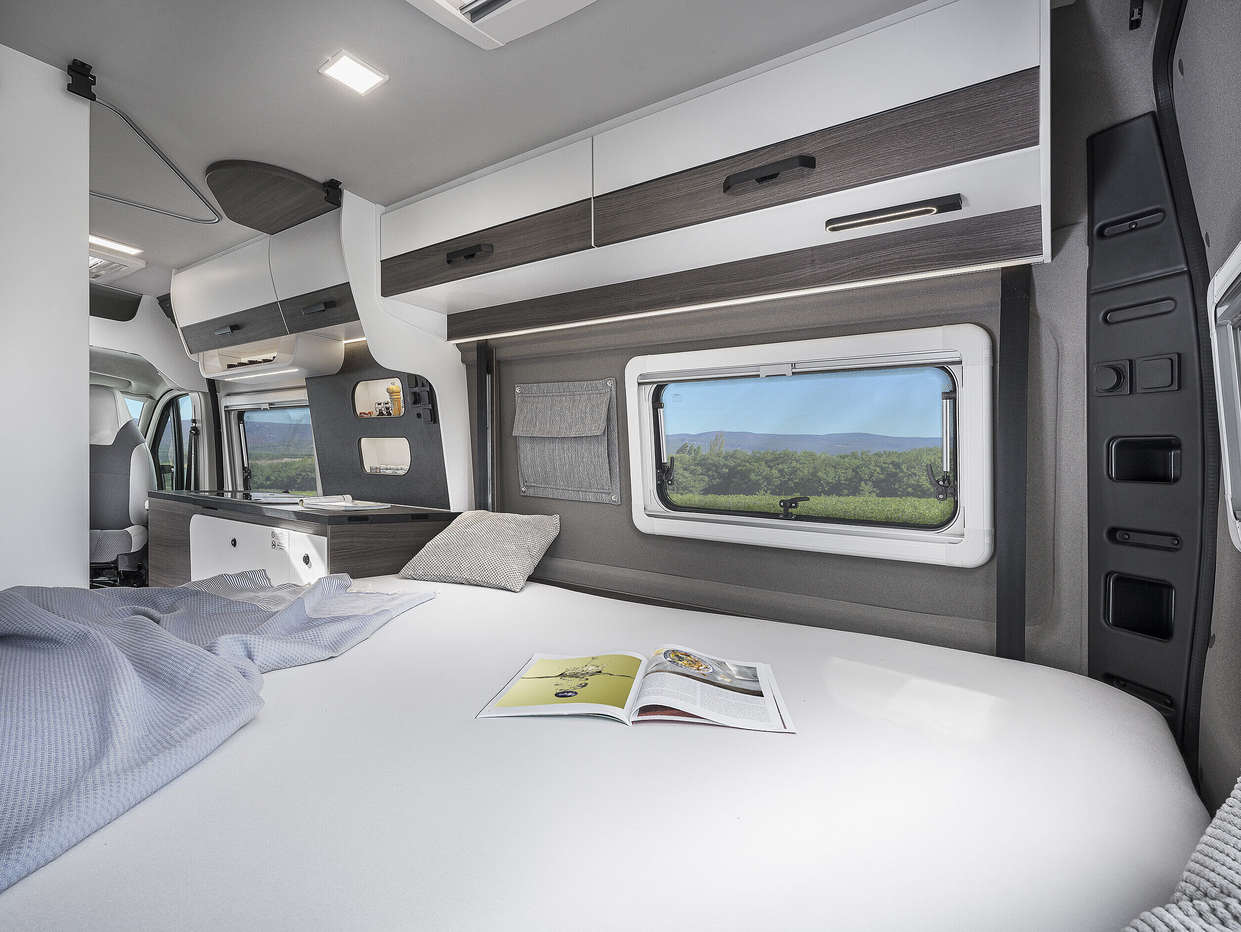 Querbett oder Längsbetten im Camper? Der große Vergleich für Campervan und Kastenwagen