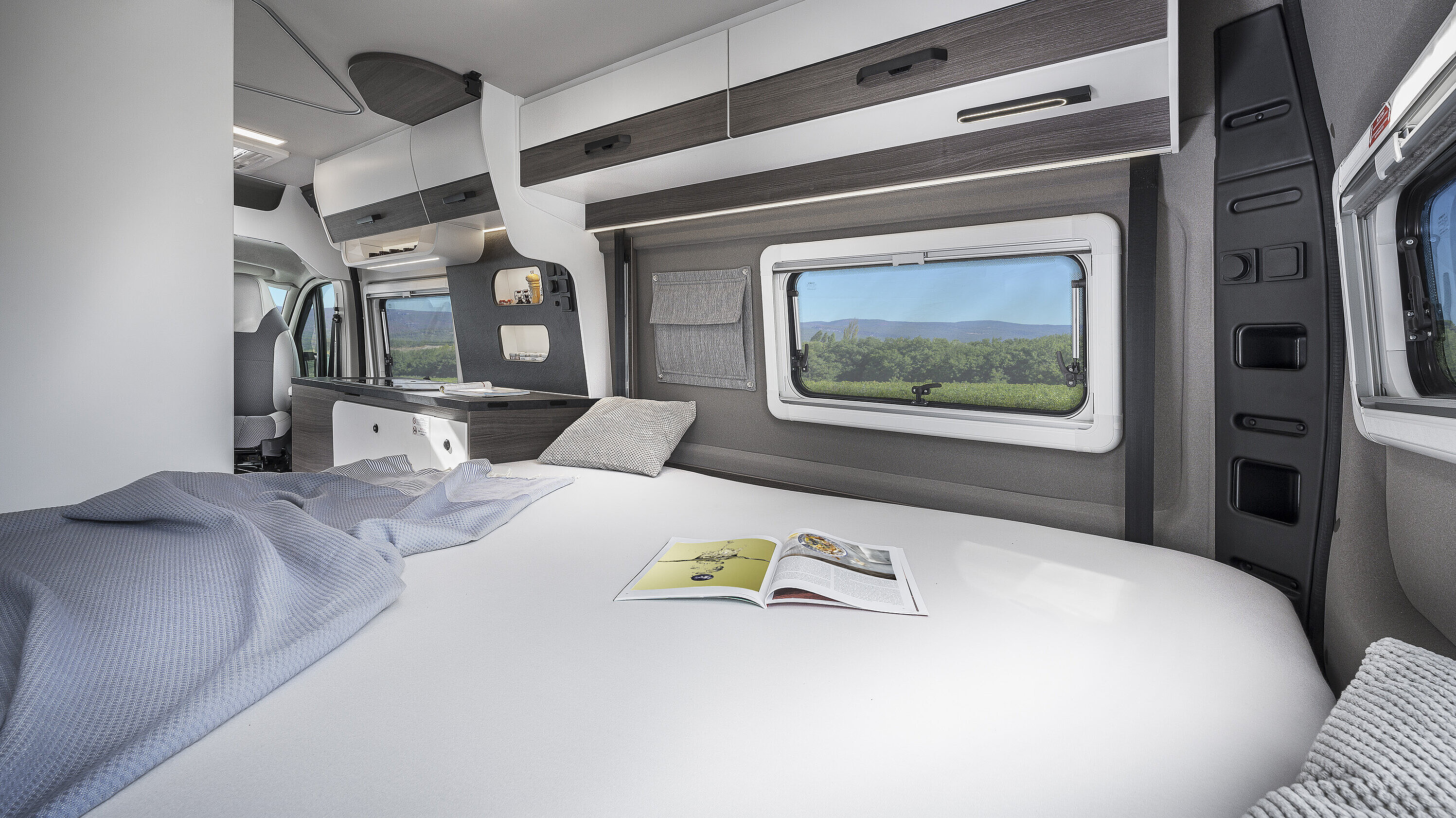 Komfortable Längsbetten im Campervan VANTourer 630 L