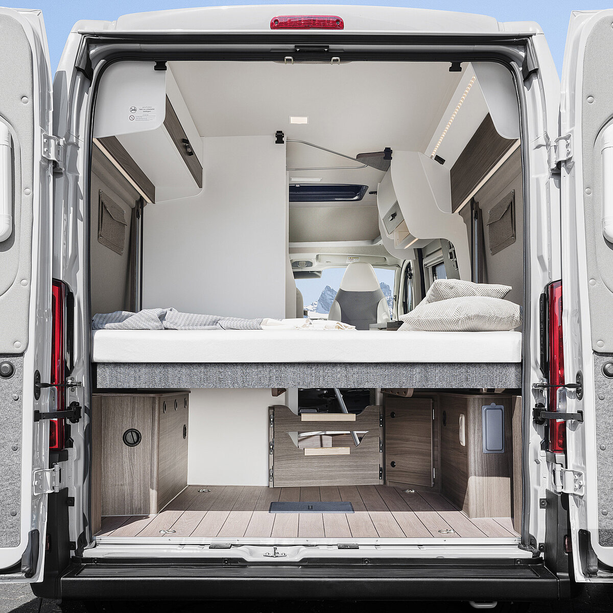 Il furgone VANTourer con letto basculante