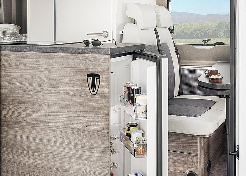[Translate to Italienisch:] [Translate to Englisch:] VANTourer Ford 550 D: Kühlschrank mit Doppelanschlag