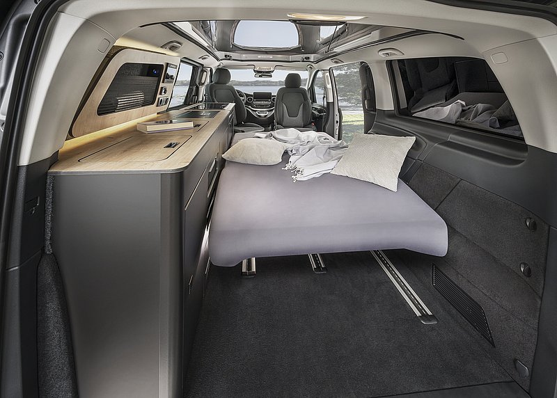 VANTourer Urban V-Klasse: Rückbank des Camper Van wird zum Bett umgebaut.