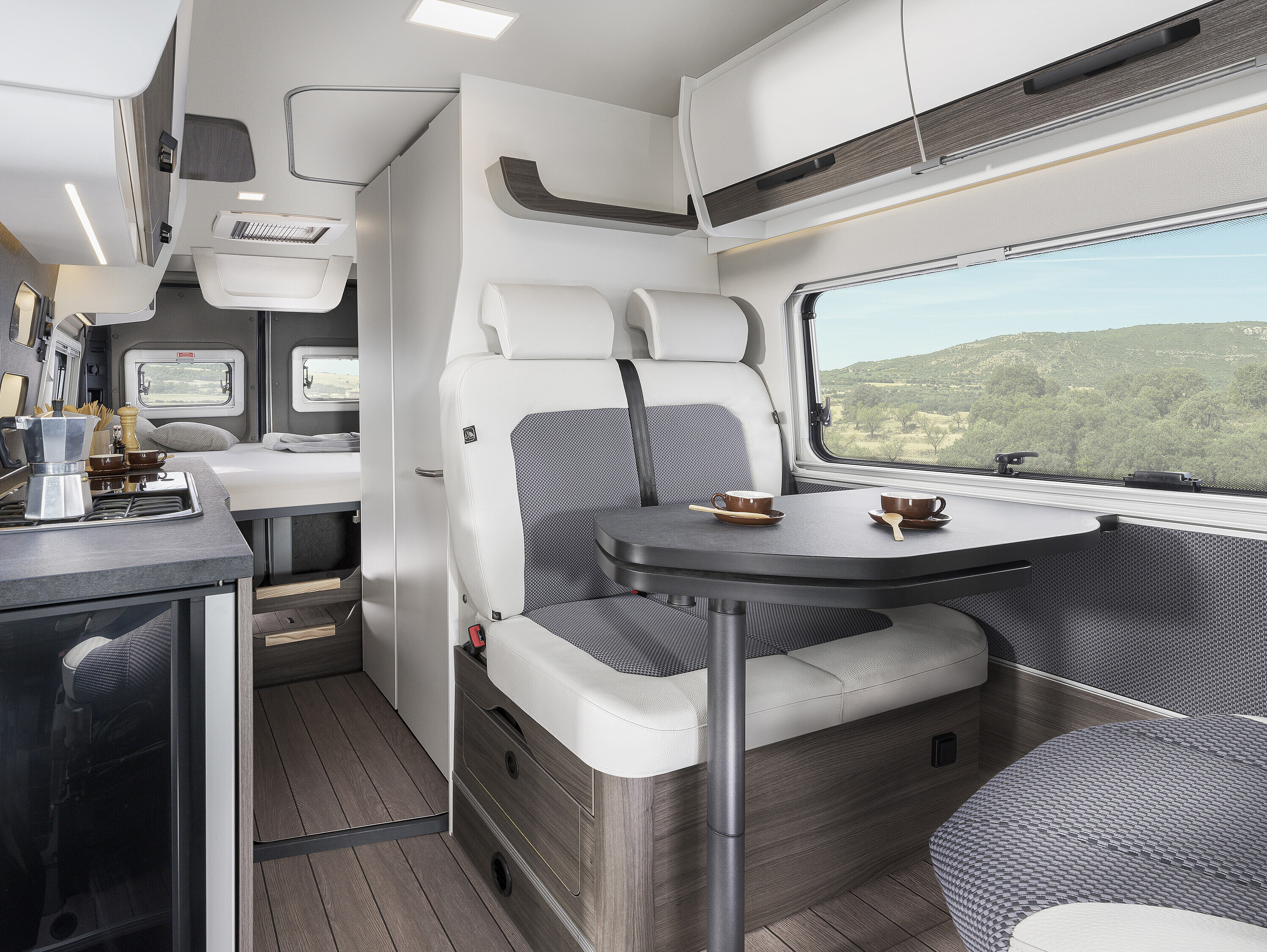 Ein Zuhause zum Wohlfühlen: Das helle Farbdesign „Weiß – Malaga Smoke“ verleiht unseren VANTourer Kastenwagen einen frischen Look. 