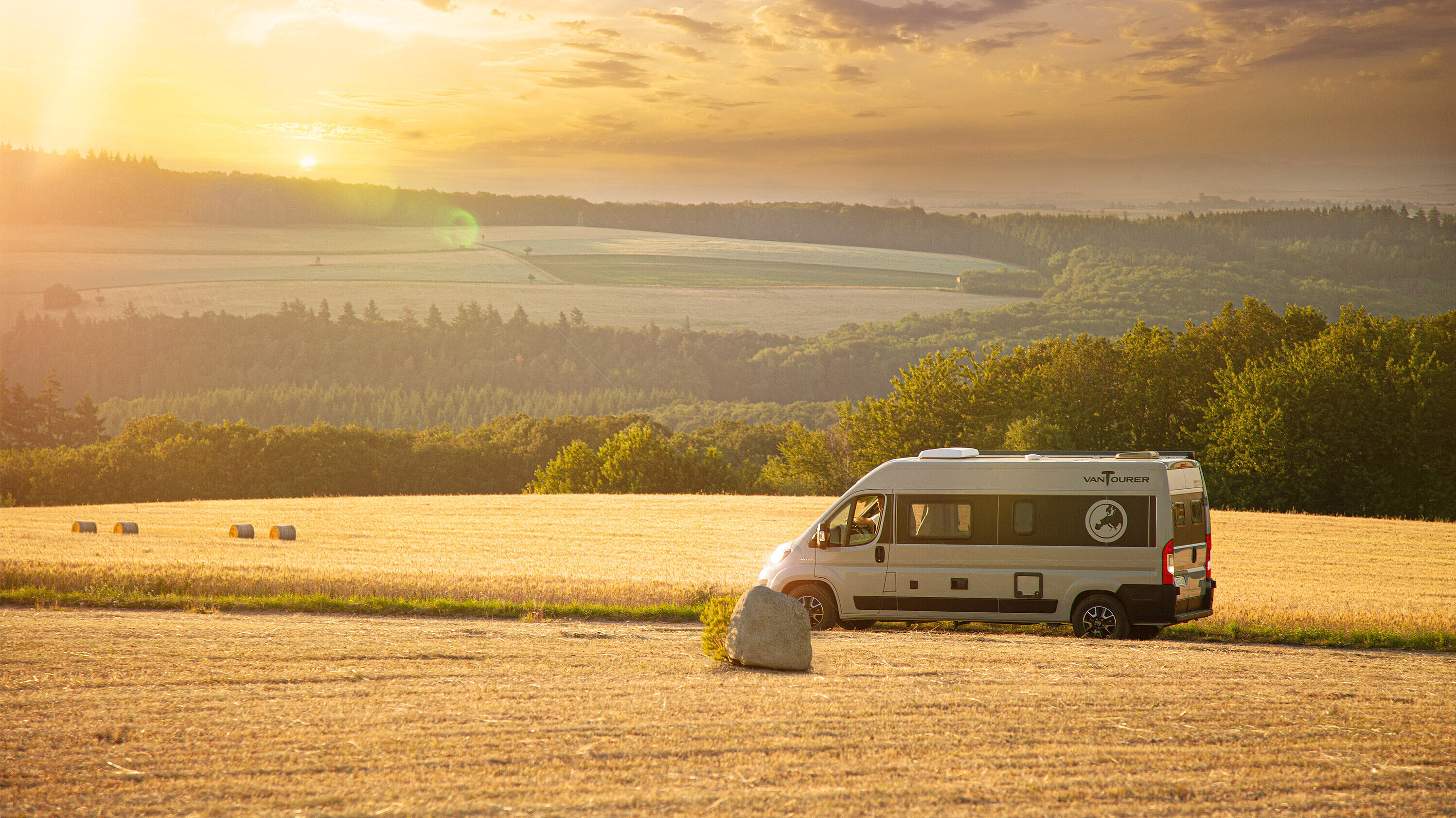 VANTourer Campervan in Hügellandschaft