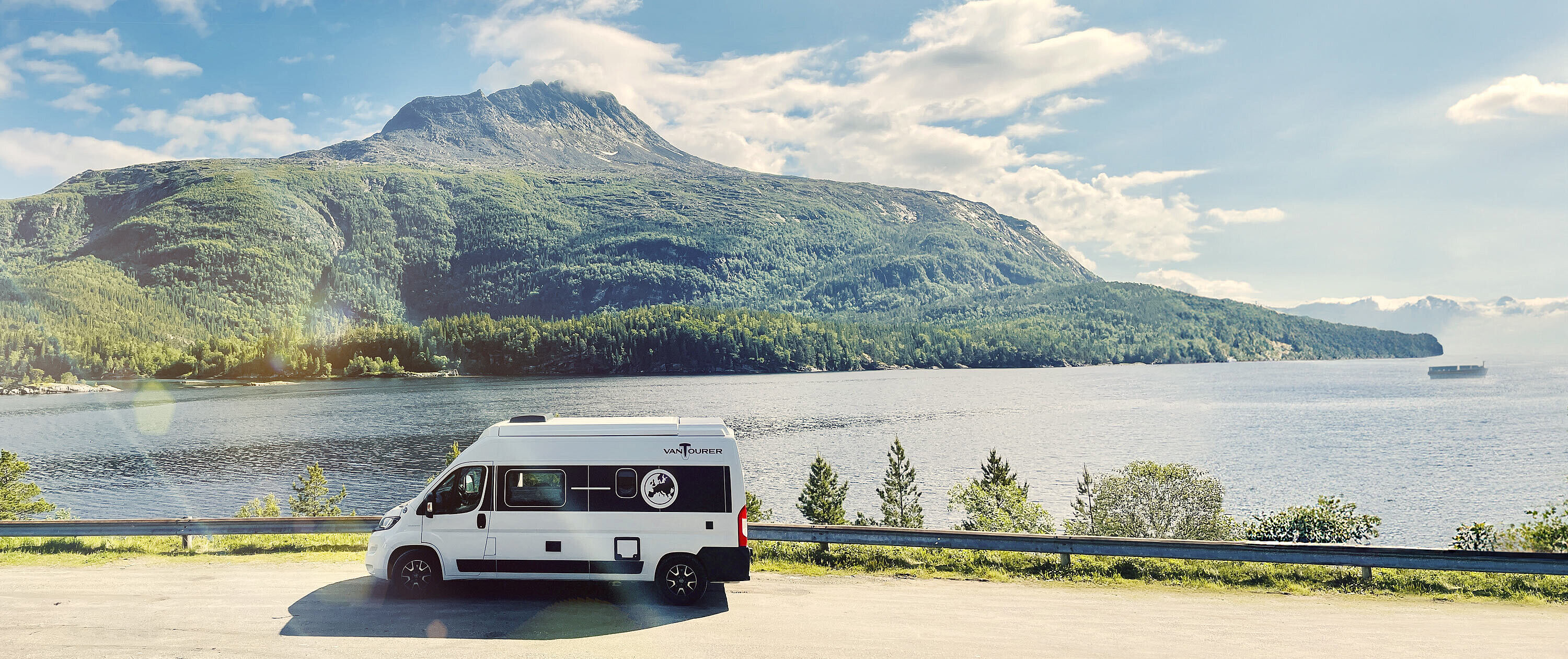 VANTourer Kastewagen mit Aufstelldach in skandinavischer Sommerlandschaft