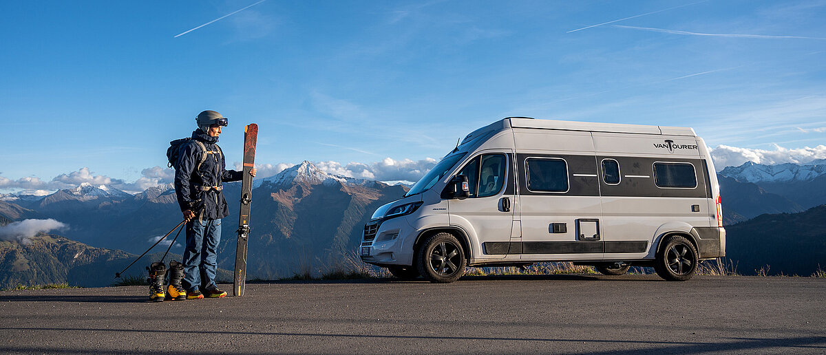Freeskier Felix Wiemers mit seinem VANTourer Kastenwagen
