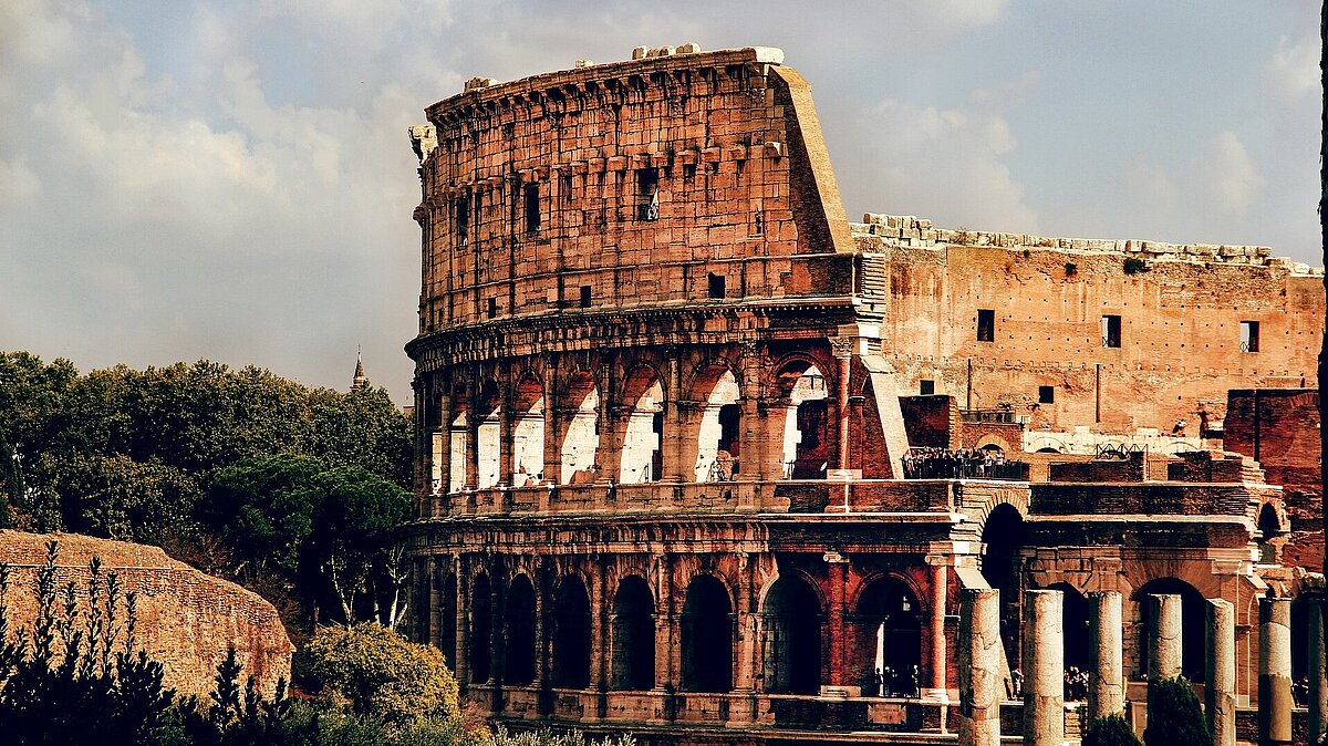 Blick auf das Kolosseum in Rom, Italien – historisches Wahrzeichen und beliebtes Reiseziel