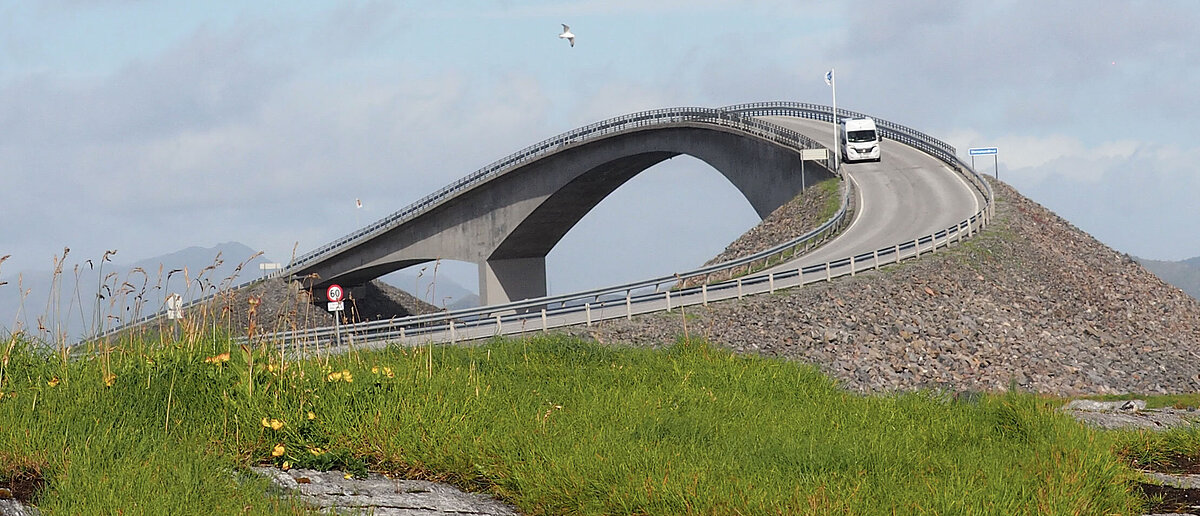 VANTourer Campervan fährst über Brücke an der norwegischen Atllantikküste