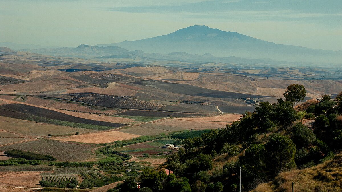 Luftaufnahme mit sanften Hügeln und dem Ätna in der Ferne, Catania, Sizilien