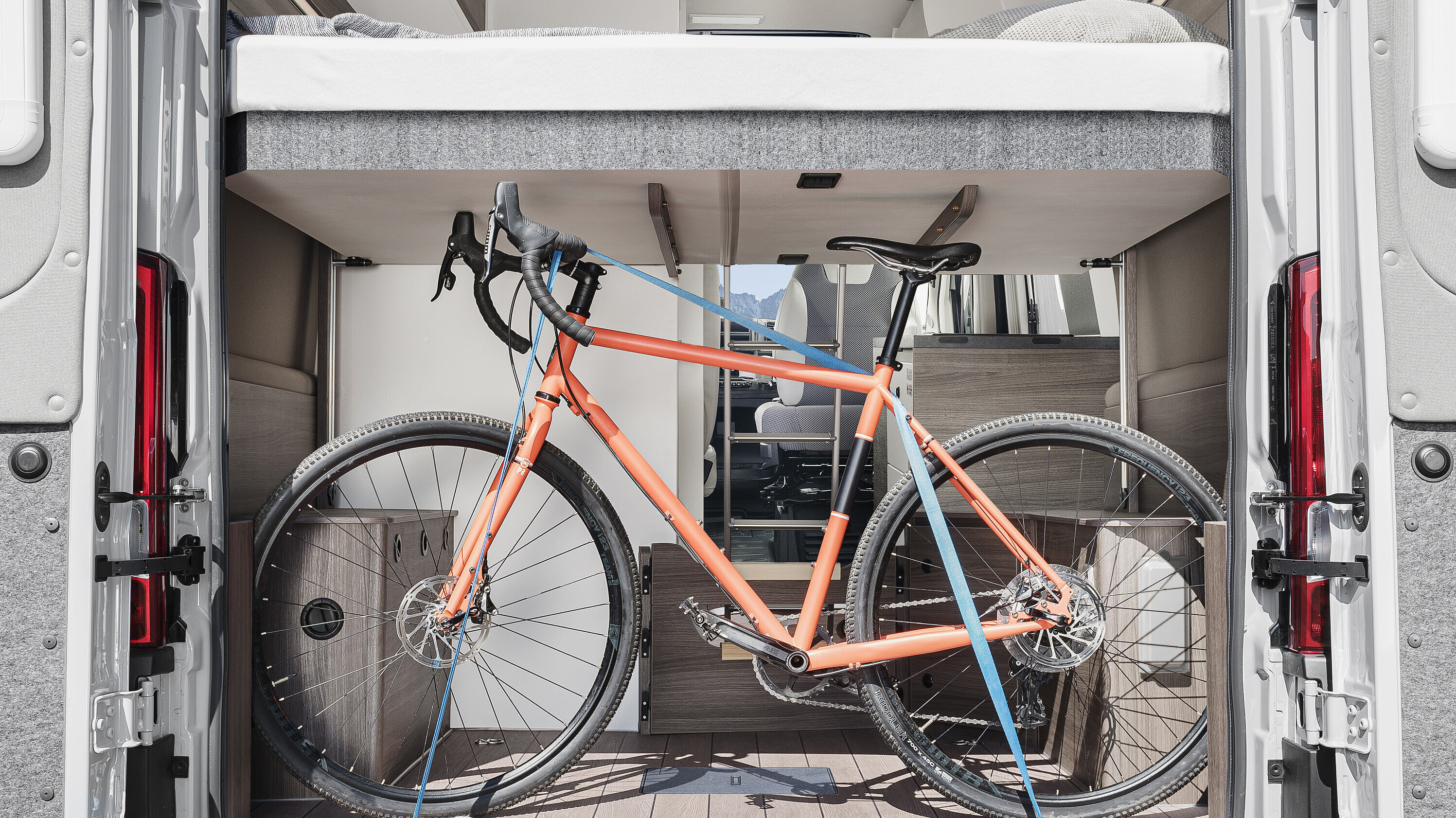 VANTourer Kastenwagen beladen mit einem Fahrrad im Heck