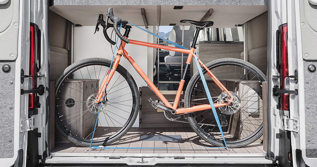 VANTourer Kastenwagen – beladen mite einem Bike unter dem Hubbett