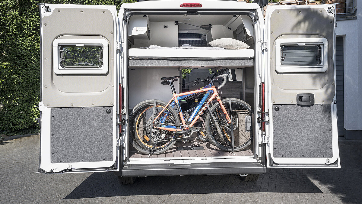 Camping mit Kindern im VANTourer Campervan – Beladung mit 4 Fahrrädern