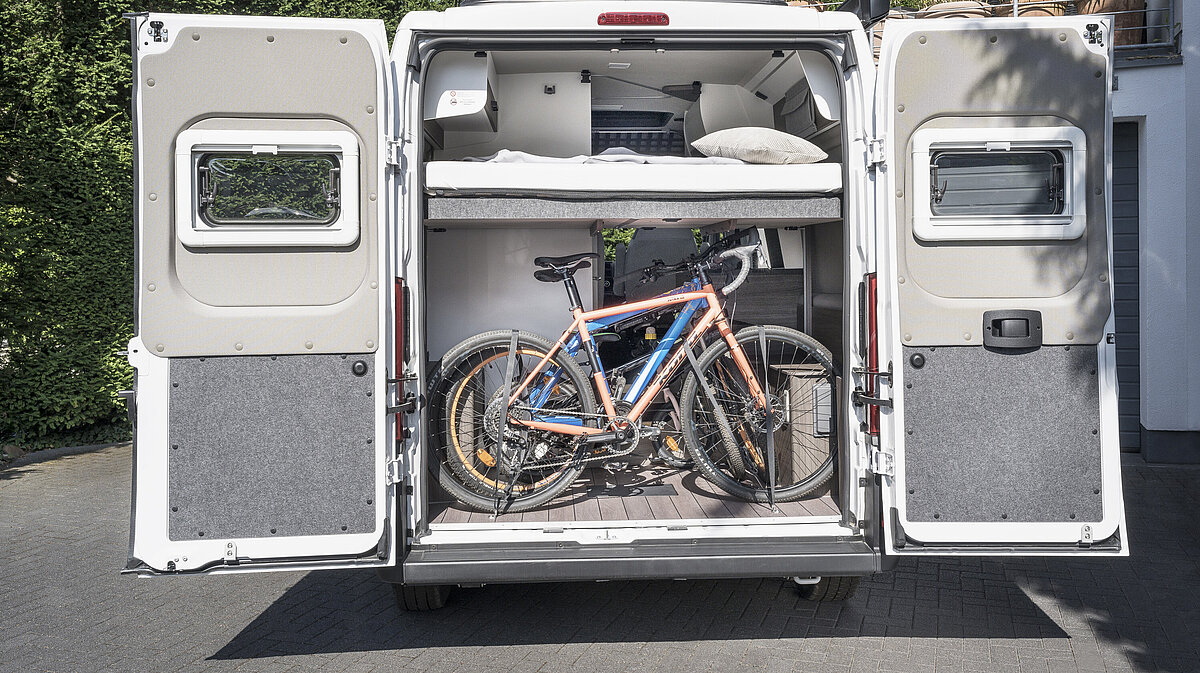 Concept d'espace de rangement VANTourer : 540 D chargé avec 4 vélos sous le lit de pavillon