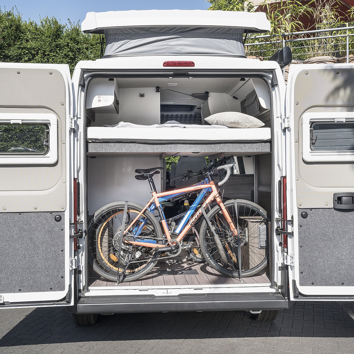 Heckstauraum im VANTourer Kastenwagen: Beladung mit 4 Fahrrädern unter dem hochgefahrenen Hubbett
