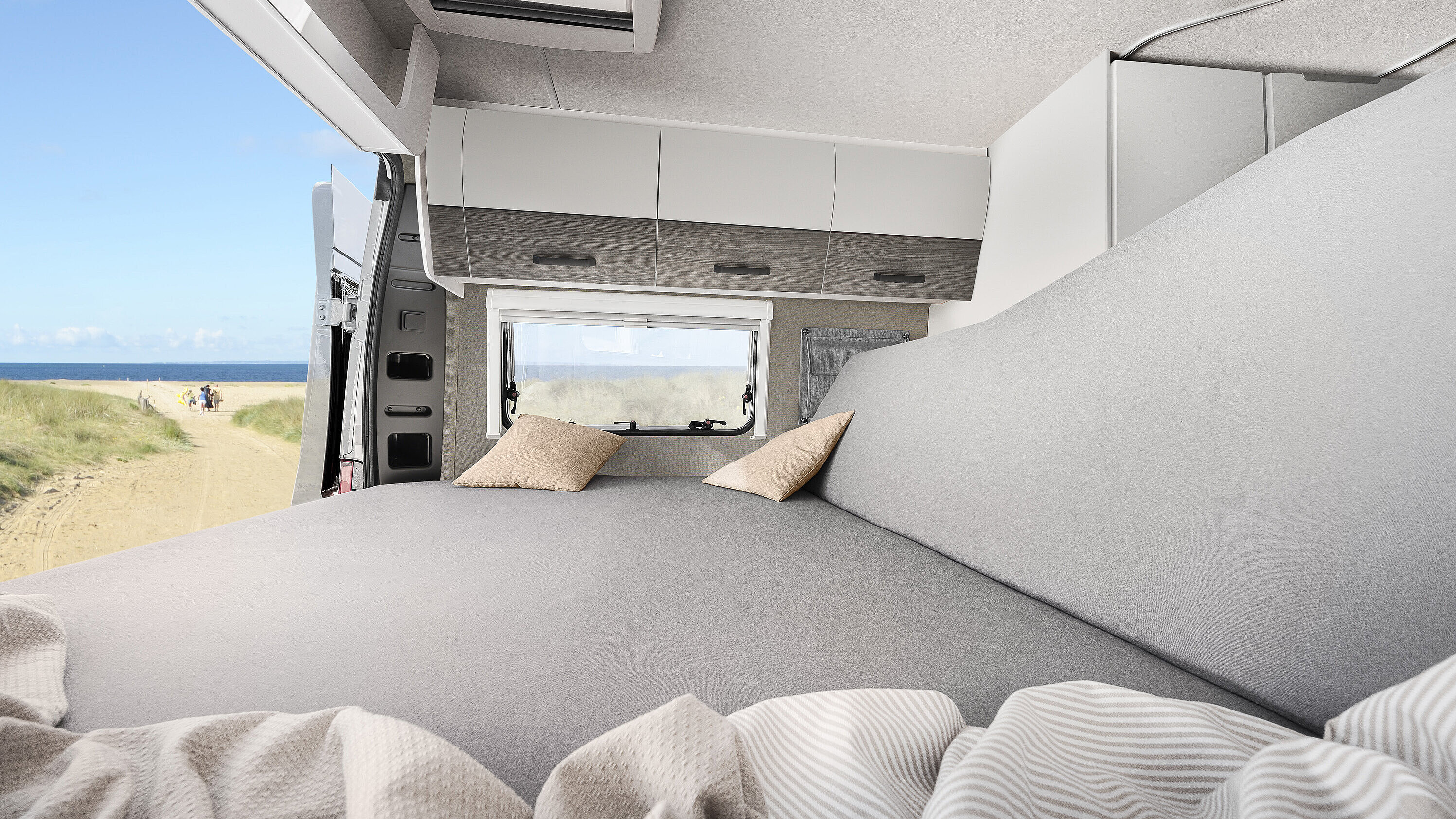 Loungefunktion im VANTourer Kastenwagen mit Ausblick