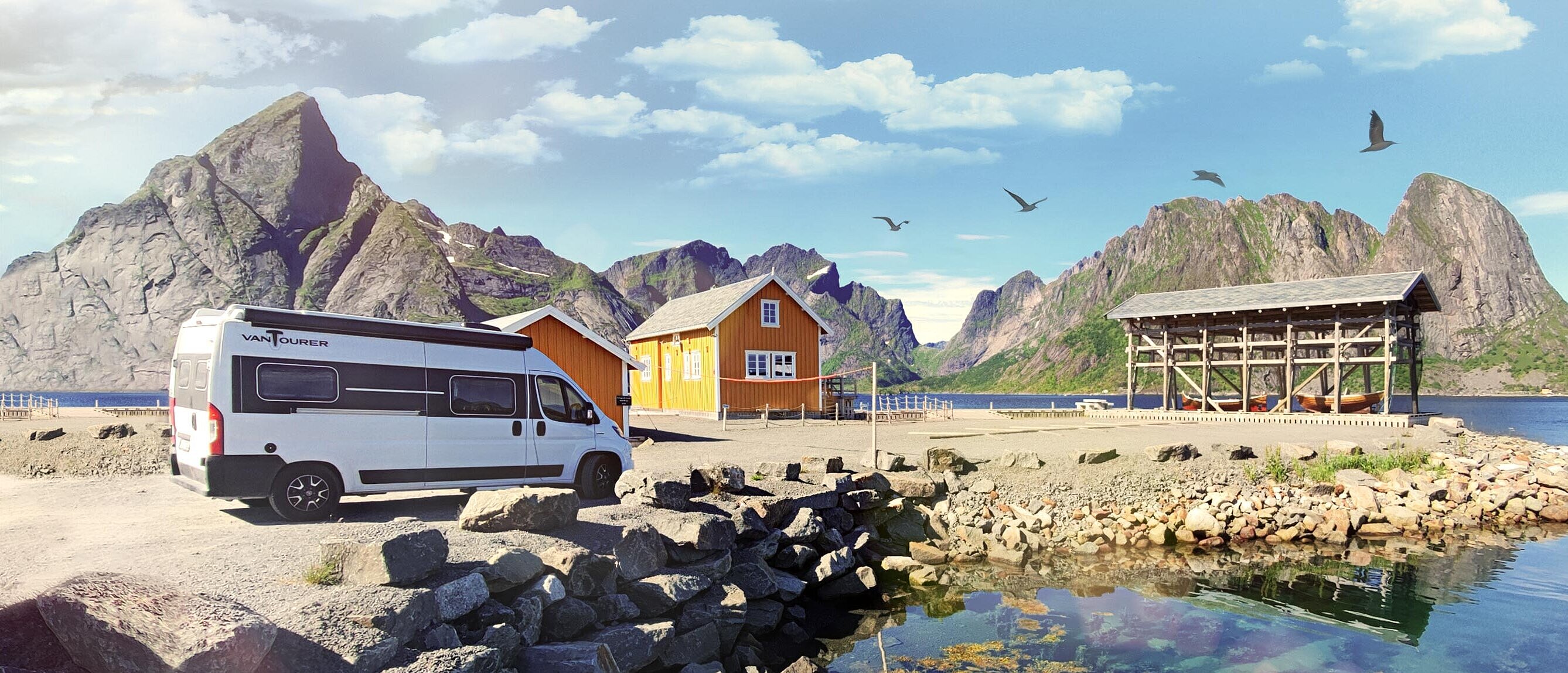 [Translate to English:] VANTourer Kastenwagen am norwegischen Fjord – Campervan mit Bergpanorama und Sommerstimmung