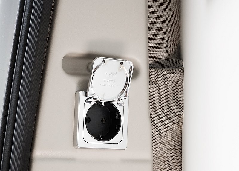 [Translate to Französisch:] In the rear, above the speakers, there is also a protected 12 V and 230 V socket each.