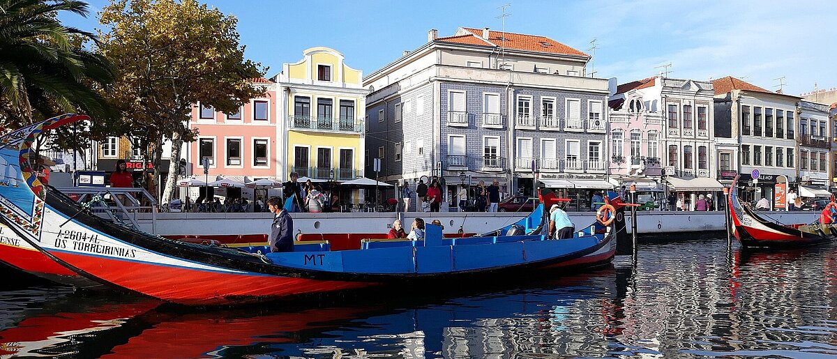 Traditionelle Moliceiro-Boote auf der Ria in Aveiro, Portugal