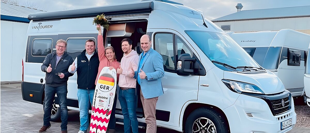 Leonie Meyer mit ihren neuen VANTourer Kastenwagen 600 L