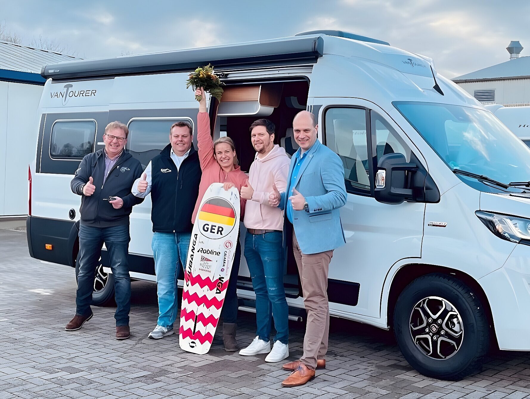 Leonie Meyer und Steffen Gross (rechts) bei der Schlüsselübergabe des VANTourers 630 L beim VANTourer-Händler Wohnwagen Thode in Rendsburg. Mit ihrem neuen Van ist Leonie Meyer Anfang März zunächst nach Mallorca aufgebrochen – weiter geht es dann Richtung Frankreich. 