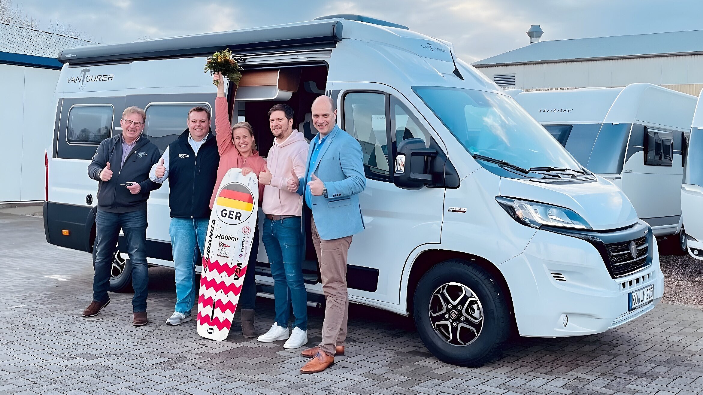 Leonie Meyer und Steffen Gross (rechts) bei der Schlüsselübergabe des VANTourers 630 L beim VANTourer-Händler Wohnwagen Thode in Rendsburg. Mit ihrem neuen Van ist Leonie Meyer Anfang März zunächst nach Mallorca aufgebrochen – weiter geht es dann Richtung Frankreich. 