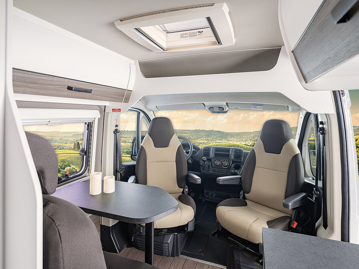 Fahrerhaus mit Sitzgruppe und Tisch im VANTourer 600 Ds