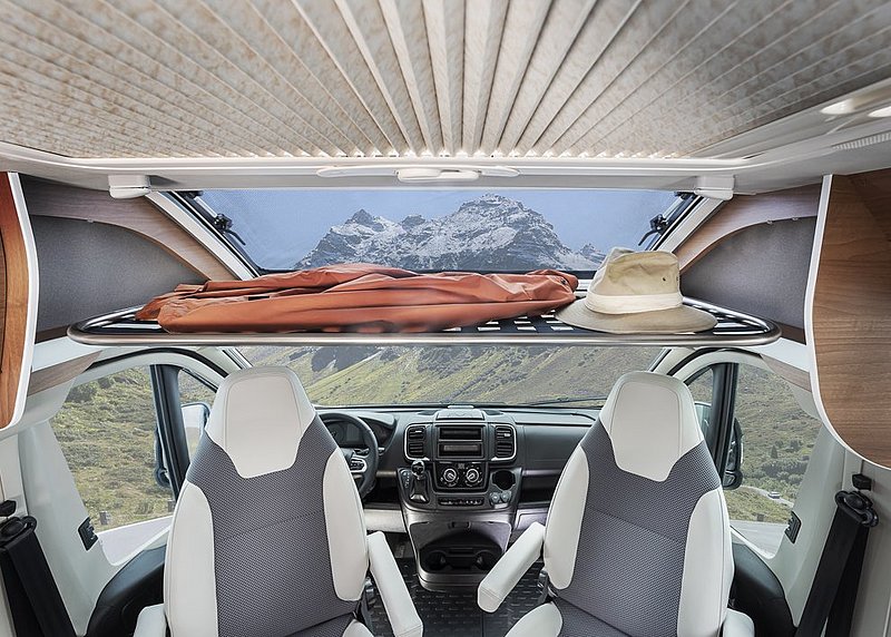 Bugausbau mit Panoramafenster und Jackenablage im VANTourer Kastenwagen
